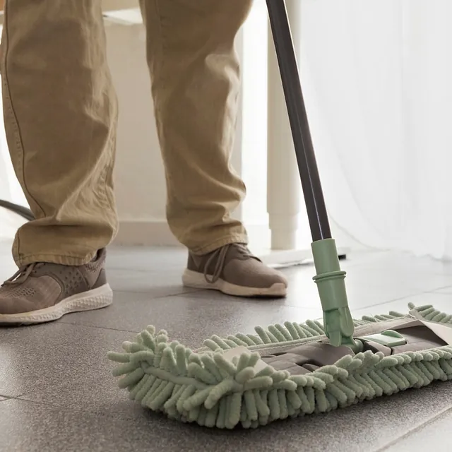 Mopping av gulv i et kontor